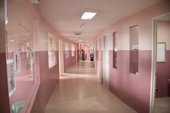 13 강의실복도.jpg